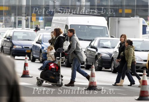 Schiphol 25 november 2010
Amanda Krabbe vertrekt voor 3 maanden naar Australie om daar aktie te gaan voeren tegen walvisvangst. martijn Bickel Achilles en de ouders van Amanda brengen haar weg.
Peter Smulders bv