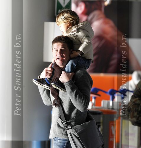 Schiphol 25 november 2010
Amanda Krabbe vertrekt voor 3 maanden naar Australie om daar aktie te gaan voeren tegen walvisvangst. martijn Bickel Achilles en de ouders van Amanda brengen haar weg.
Peter Smulders bv