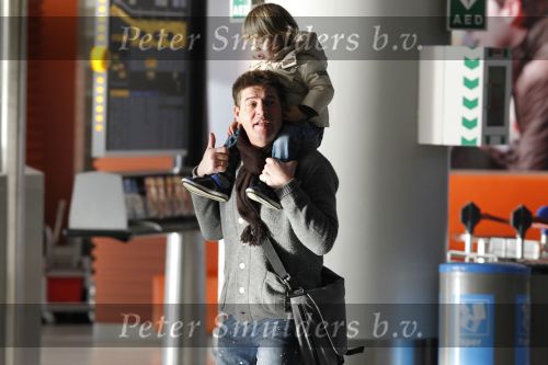 Schiphol 25 november 2010
Amanda Krabbe vertrekt voor 3 maanden naar Australie om daar aktie te gaan voeren tegen walvisvangst. martijn Bickel Achilles en de ouders van Amanda brengen haar weg.
Peter Smulders bv