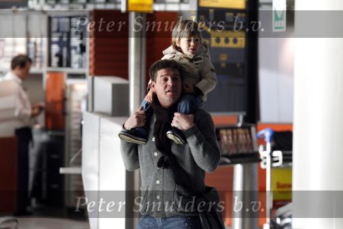 Schiphol 25 november 2010
Amanda Krabbe vertrekt voor 3 maanden naar Australie om daar aktie te gaan voeren tegen walvisvangst. martijn Bickel Achilles en de ouders van Amanda brengen haar weg.
Peter Smulders bv