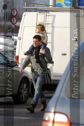 Schiphol 25 november 2010
Amanda Krabbe vertrekt voor 3 maanden naar Australie om daar aktie te gaan voeren tegen walvisvangst. martijn Bickel Achilles en de ouders van Amanda brengen haar weg.
Peter Smulders bv