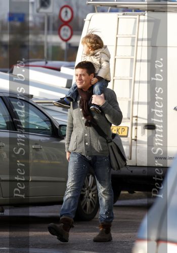 Schiphol 25 november 2010
Amanda Krabbe vertrekt voor 3 maanden naar Australie om daar aktie te gaan voeren tegen walvisvangst. martijn Bickel Achilles en de ouders van Amanda brengen haar weg.
Peter Smulders bv