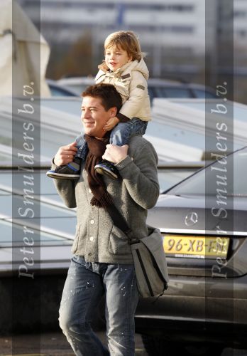 Schiphol 25 november 2010
Amanda Krabbe vertrekt voor 3 maanden naar Australie om daar aktie te gaan voeren tegen walvisvangst. martijn Bickel Achilles en de ouders van Amanda brengen haar weg.
Peter Smulders bv