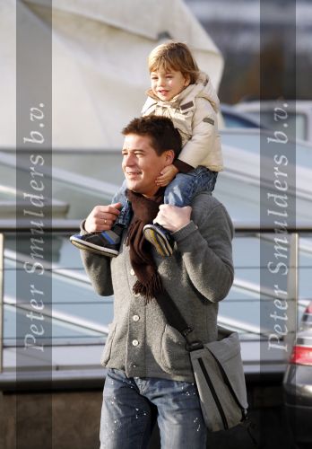 Schiphol 25 november 2010
Amanda Krabbe vertrekt voor 3 maanden naar Australie om daar aktie te gaan voeren tegen walvisvangst. martijn Bickel Achilles en de ouders van Amanda brengen haar weg.
Peter Smulders bv
