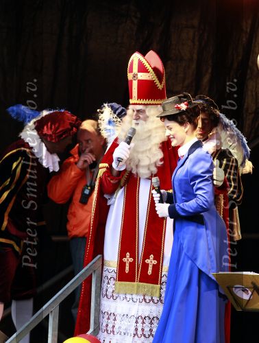 Scheveningen 13 november 2010
Prinses Maxima Prins WillemAlexander en Amalia Ariane en Alexia bij intocht sinterklaas. Noortje Helaar als Mary Poppins
Peter Smulders bv