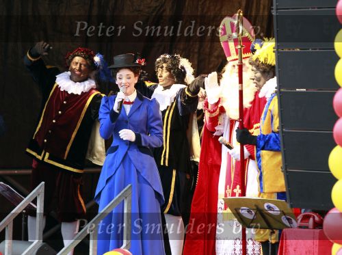 Scheveningen 13 november 2010
Prinses Maxima Prins WillemAlexander en Amalia Ariane en Alexia bij intocht sinterklaas. Noortje Helaar als Mary Poppins
Peter Smulders bv