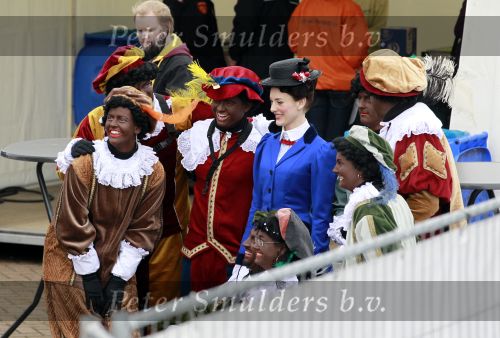 Scheveningen 13 november 2010
Prinses Maxima Prins WillemAlexander en Amalia Ariane en Alexia bij intocht sinterklaas.
Peter Smulders bv
