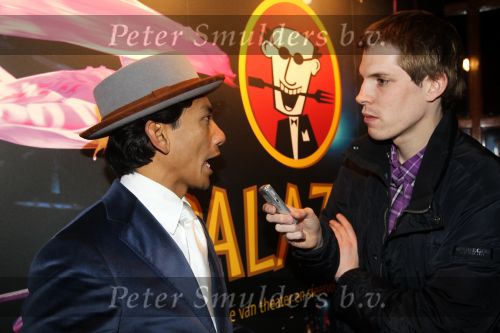 Amsterdam, 21 November 2010
Spiegeltent Palazzo. Hermand den blijker kookt met zijn staf voorBN-ers en genodigden.
Wibi Soerjadi in gesprek met Menno Smit
Foto Peter Smulders BV