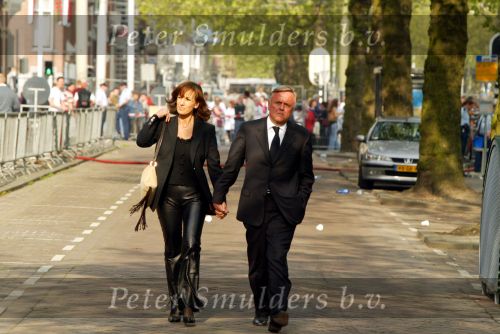 Rotterdam 9 mei 2002
Bloemen en publiek bij afscheid nemen van Pim Fortuyn.
Harry Mens met vriendin Mouna Boukhrouf en moeder van zijn twee dochters