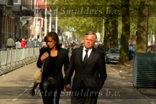 Rotterdam 9 mei 2002
Bloemen en publiek bij afscheid nemen van Pim Fortuyn.
Harry Mens met vriendin Mouna Boukhrouf en moeder van zijn twee dochters