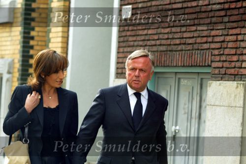 Rotterdam 9 mei 2002
Bloemen en publiek bij afscheid nemen van Pim Fortuyn.
Harry Mens met vriendin Mouna Boukhrouf en moeder van zijn twee dochters