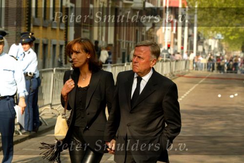 Rotterdam 9 mei 2002
Bloemen en publiek bij afscheid nemen van Pim Fortuyn.
Harry Mens met vriendin Mouna Boukhrouf en moeder van zijn twee dochters