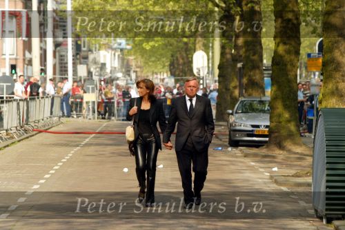 Rotterdam 9 mei 2002
Bloemen en publiek bij afscheid nemen van Pim Fortuyn.
Harry Mens met vriendin Mouna Boukhrouf en moeder van zijn twee dochters