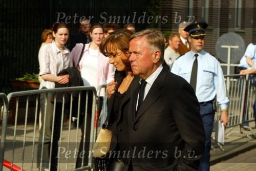 Rotterdam 9 mei 2002
Bloemen en publiek bij afscheid nemen van Pim Fortuyn.
Harry Mens met vriendin Mouna Boukhrouf en moeder van zijn twee dochters