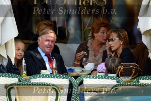 Amsterdam 22 september 2002
Harry Mens met vriendin Mouna Boukhrouf en moeder van zijn twee dochters op het terras