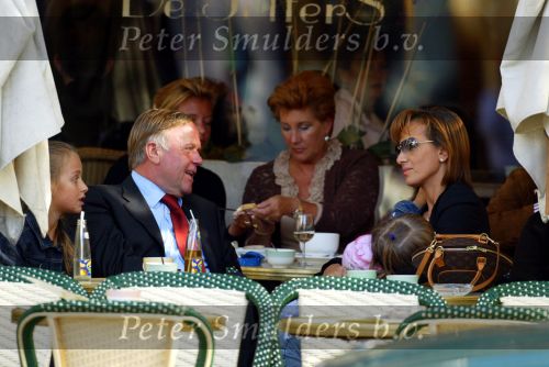 Amsterdam 22 september 2002
Harry Mens met vriendin Mouna Boukhrouf en moeder van zijn twee dochters op het terras
