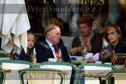 Amsterdam 22 september 2002
Harry Mens met vriendin Mouna Boukhrouf en moeder van zijn twee dochters op het terras
