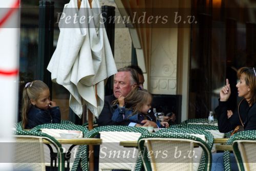 Amsterdam 22 september 2002
Harry Mens met vriendin Mouna Boukhrouf en moeder van zijn twee dochters op het terras