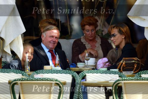 Amsterdam 22 september 2002
Harry Mens met vriendin Mouna Boukhrouf en moeder van zijn twee dochters op het terras