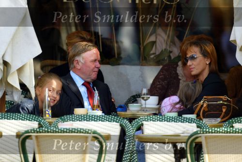 Amsterdam 22 september 2002
Harry Mens met vriendin Mouna Boukhrouf en moeder van zijn twee dochters op het terras