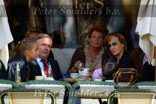 Amsterdam 22 september 2002
Harry Mens met vriendin Mouna Boukhrouf en moeder van zijn twee dochters op het terras