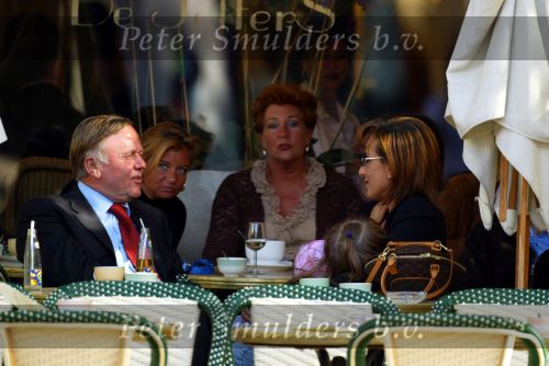 Amsterdam 22 september 2002
Harry Mens met vriendin Mouna Boukhrouf en moeder van zijn twee dochters op het terras