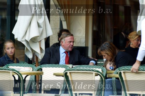 Amsterdam 22 september 2002
Harry Mens met vriendin Mouna Boukhrouf en moeder van zijn twee dochters op het terras