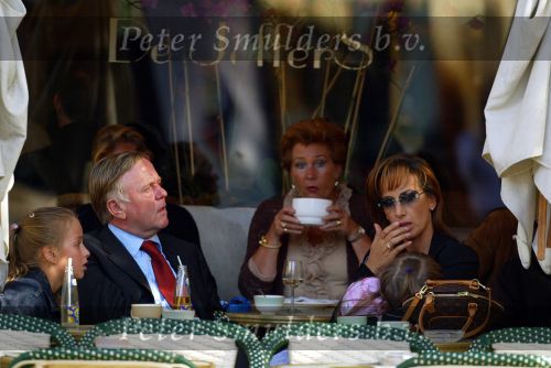 Amsterdam 22 september 2002
Harry Mens met vriendin Mouna Boukhrouf en moeder van zijn twee dochters op het terras