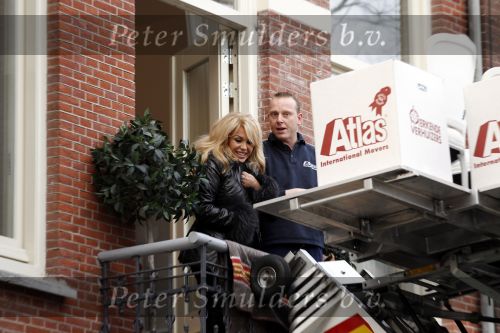 Amsterdam 22 november 2010
Patricia Paay en Nicky v Dam aan het verhuizen. Atlas verhuizingen verzorgt de verhuizing.
Peter Smulders bv