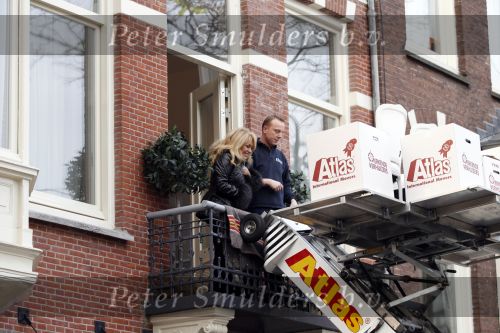 Amsterdam 22 november 2010
Patricia Paay en Nicky v Dam aan het verhuizen. Atlas verhuizingen verzorgt de verhuizing.
Peter Smulders bv