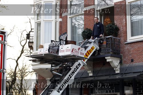 Amsterdam 22 november 2010
Patricia Paay en Nicky v Dam aan het verhuizen. Atlas verhuizingen verzorgt de verhuizing.
Peter Smulders bv