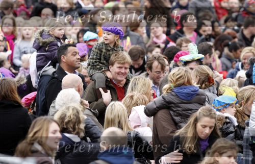 Scheveningen 13 november 2010
Prinses Maxima Prins WillemAlexander en Amalia Ariane en Alexia bij intocht sinterklaas.
Peter Smulders bv