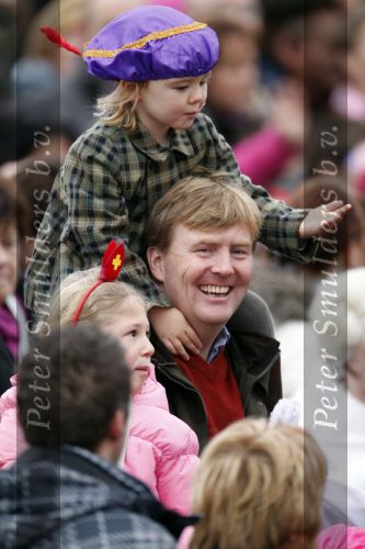 Scheveningen 13 november 2010
Prinses Maxima Prins WillemAlexander en Amalia Ariane en Alexia bij intocht sinterklaas.
Peter Smulders bv
