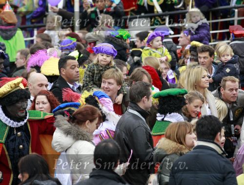Scheveningen 13 november 2010
Prinses Maxima Prins WillemAlexander en Amalia Ariane en Alexia bij intocht sinterklaas.
Peter Smulders bv