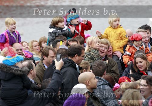 Scheveningen 13 november 2010
Prinses Maxima Prins WillemAlexander en Amalia Ariane en Alexia bij intocht sinterklaas.
Peter Smulders bv