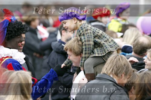 Scheveningen 13 november 2010
Prinses Maxima Prins WillemAlexander en Amalia Ariane en Alexia bij intocht sinterklaas.
Peter Smulders bv