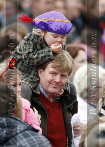 Scheveningen 13 november 2010
Prinses Maxima Prins WillemAlexander en Amalia Ariane en Alexia bij intocht sinterklaas.
Peter Smulders bv