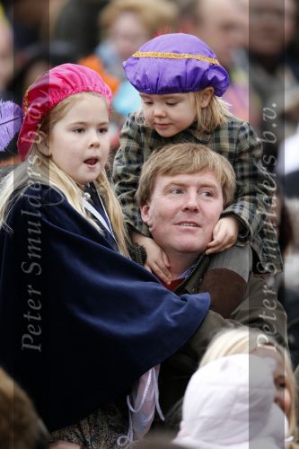 Scheveningen 13 november 2010
Prinses Maxima Prins WillemAlexander en Amalia Ariane en Alexia bij intocht sinterklaas.
Peter Smulders bv