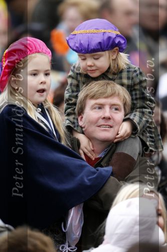 Scheveningen 13 november 2010
Prinses Maxima Prins WillemAlexander en Amalia Ariane en Alexia bij intocht sinterklaas.
Peter Smulders bv