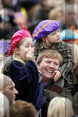 Scheveningen 13 november 2010
Prinses Maxima Prins WillemAlexander en Amalia Ariane en Alexia bij intocht sinterklaas.
Peter Smulders bv