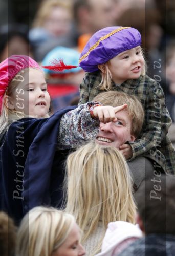 Scheveningen 13 november 2010
Prinses Maxima Prins WillemAlexander en Amalia Ariane en Alexia bij intocht sinterklaas.
Peter Smulders bv