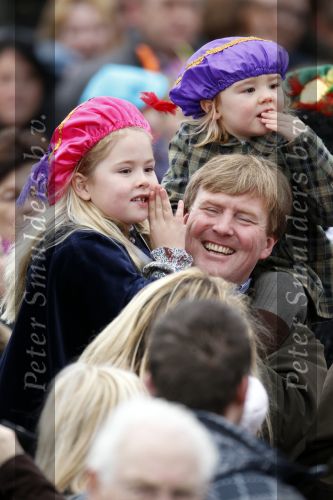 Scheveningen 13 november 2010
Prinses Maxima Prins WillemAlexander en Amalia Ariane en Alexia bij intocht sinterklaas.
Peter Smulders bv