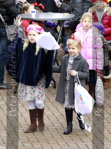 Scheveningen 13 november 2010
Prinses Maxima Prins WillemAlexander en Amalia Ariane en Alexia bij intocht sinterklaas.
Peter Smulders bv