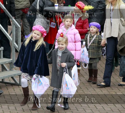 Scheveningen 13 november 2010
Prinses Maxima Prins WillemAlexander en Amalia Ariane en Alexia bij intocht sinterklaas.
Peter Smulders bv