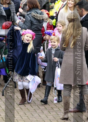 Scheveningen 13 november 2010
Prinses Maxima Prins WillemAlexander en Amalia Ariane en Alexia bij intocht sinterklaas.
Peter Smulders bv