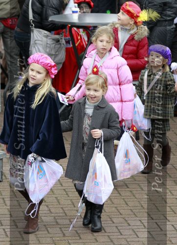 Scheveningen 13 november 2010
Prinses Maxima Prins WillemAlexander en Amalia Ariane en Alexia bij intocht sinterklaas.
Peter Smulders bv