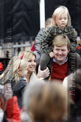 Scheveningen 13 november 2010
Prinses Maxima Prins WillemAlexander en Amalia Ariane en Alexia bij intocht sinterklaas.
Peter Smulders bv