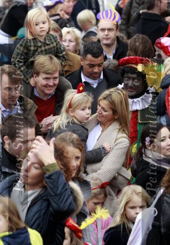Scheveningen 13 november 2010
Prinses Maxima Prins WillemAlexander en Amalia Ariane en Alexia bij intocht sinterklaas.
Peter Smulders bv