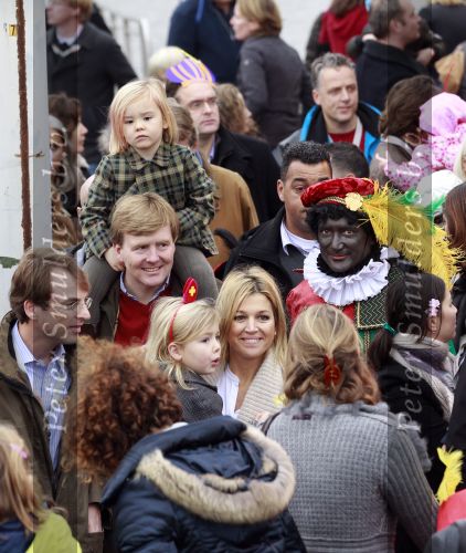 Scheveningen 13 november 2010
Prinses Maxima Prins WillemAlexander en Amalia Ariane en Alexia bij intocht sinterklaas.
Peter Smulders bv