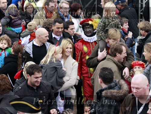 Scheveningen 13 november 2010
Prinses Maxima Prins WillemAlexander en Amalia Ariane en Alexia bij intocht sinterklaas.
Peter Smulders bv